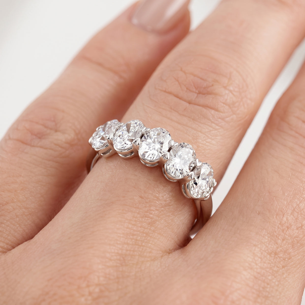 _lifestyle_image@SKU:A0809-LADO02000004W #metal_10k-white-gold+origin_lab-grown+quality_g-si
