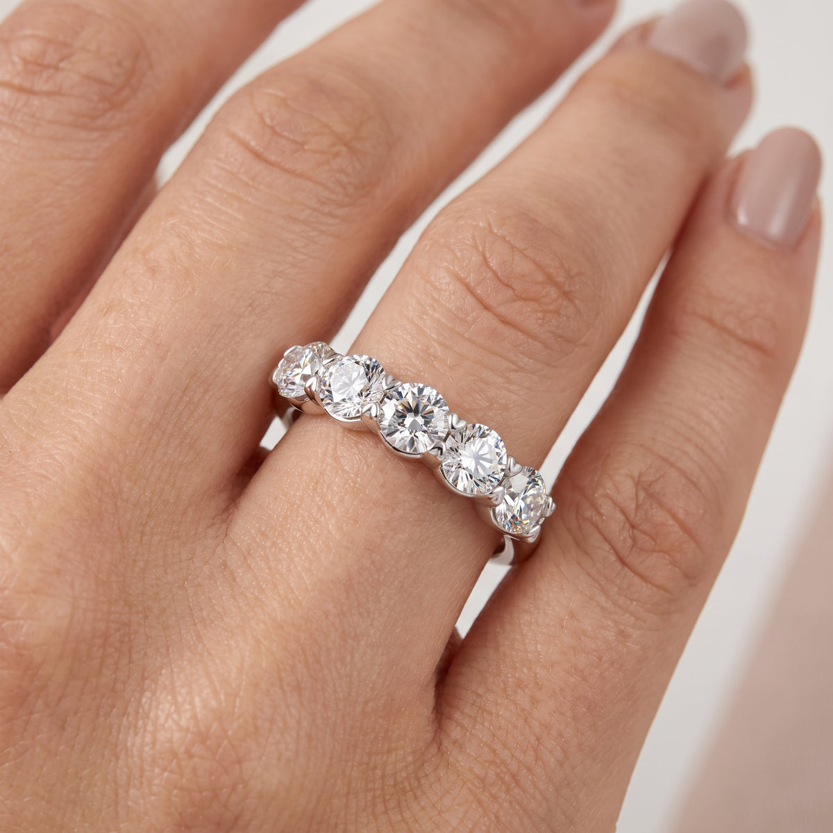 _lifestyle_image@SKU:A0809-LADR00980004W #metal_10k-white-gold+origin_lab-grown+quality_g-si