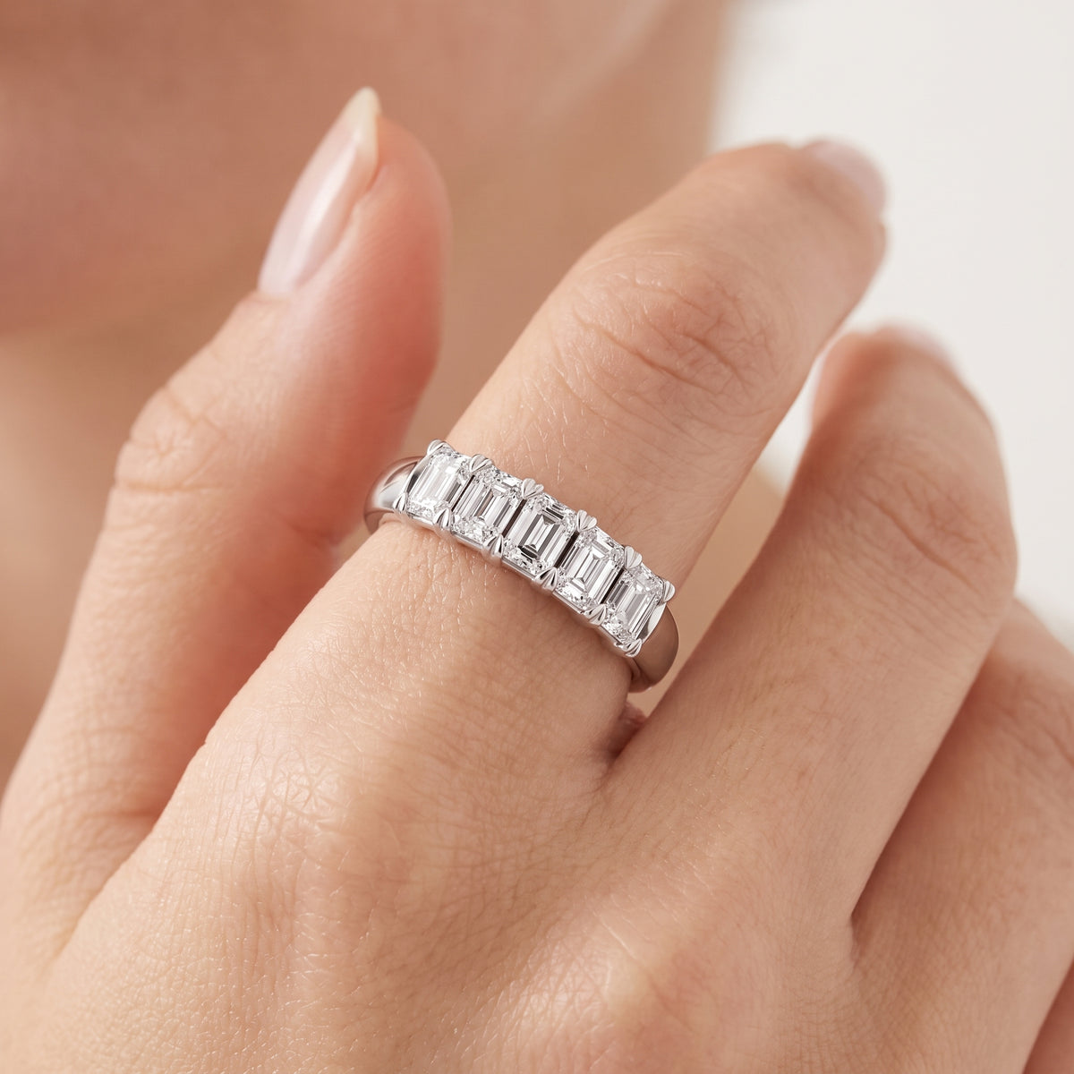 _lifestyle_image@SKU:A0809-NADE0100000PL #metal_platinum+origin_lab-grown+quality_ef-vs2+