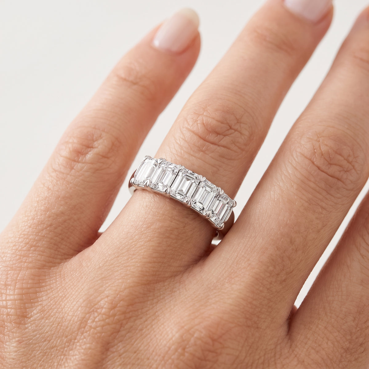 _lifestyle_image@SKU:A0809-NADE0200000PL #metal_platinum+origin_lab-grown+quality_ef-vs2+