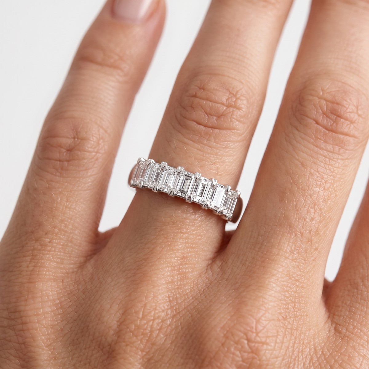 _lifestyle_image@SKU:A1111-LADE01000004W #metal_10k-white-gold+origin_lab-grown+quality_g-si