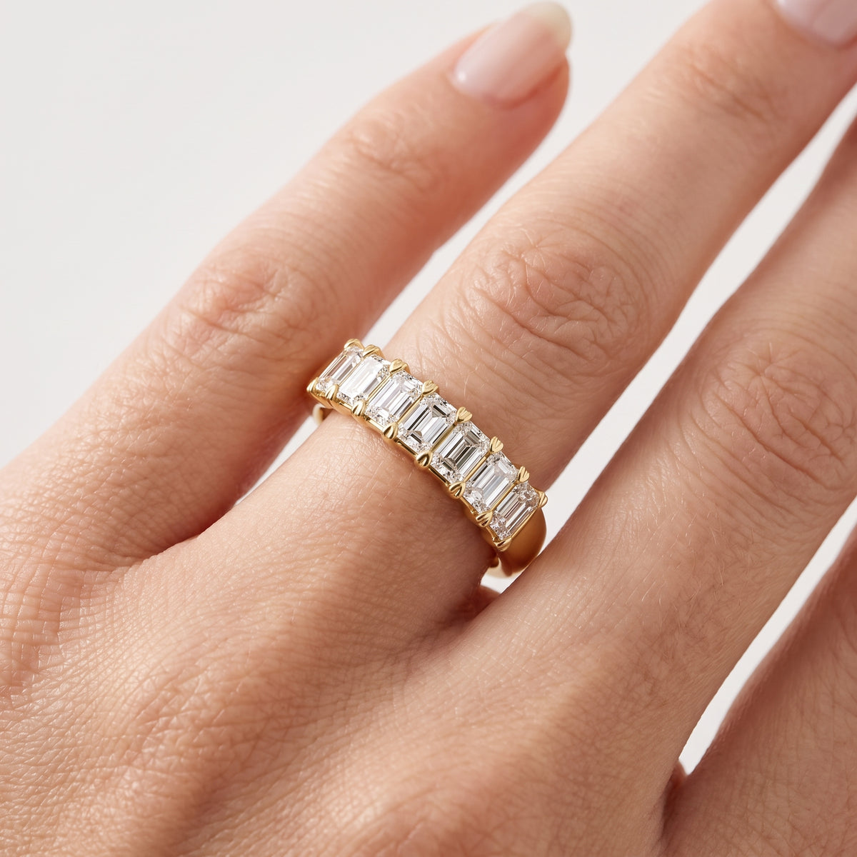 _lifestyle_image@SKU:A1111-LADE01000004Y #metal_10k-yellow-gold+origin_lab-grown+quality_g-si