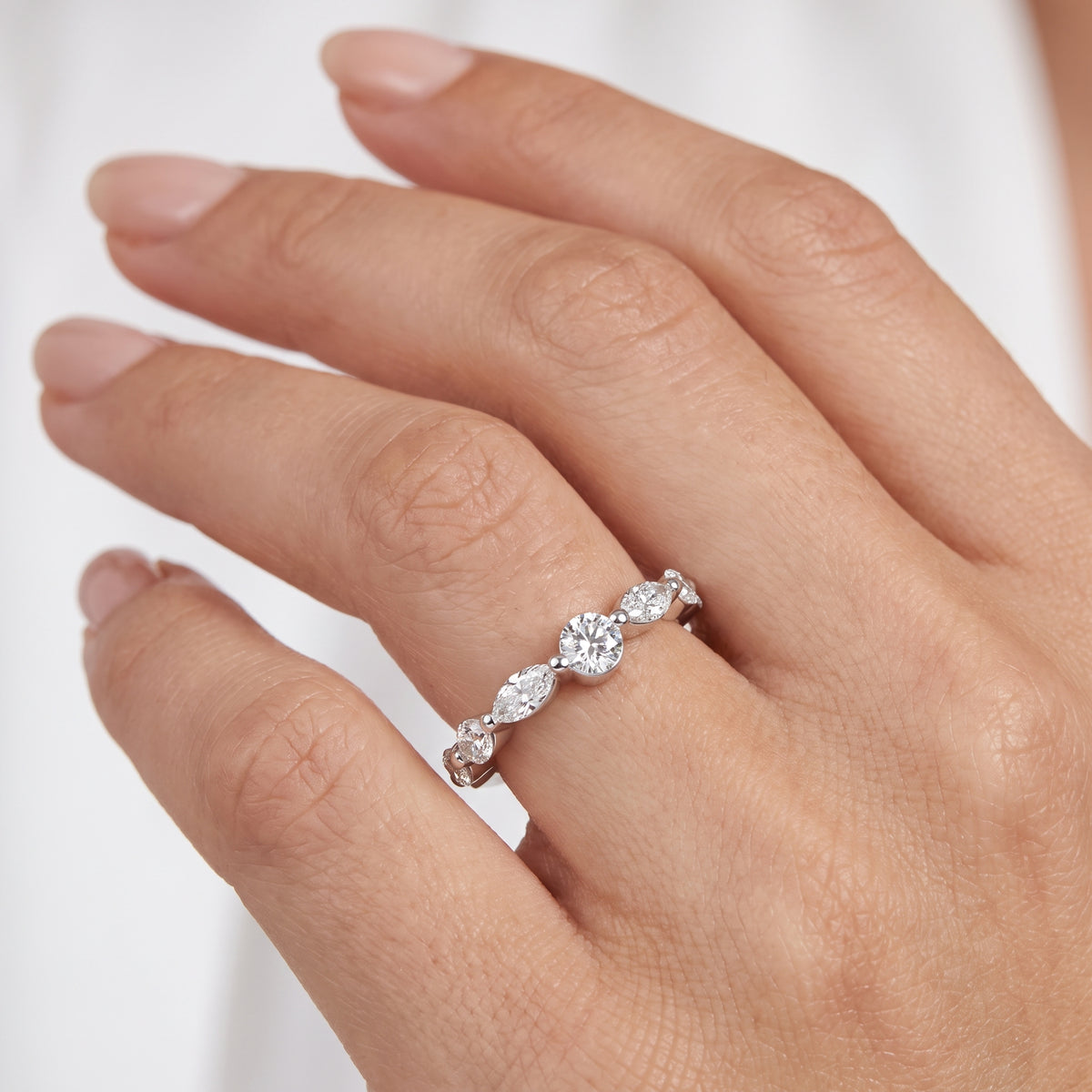 _lifestyle_image@SKU:A1935-NADM0045000PL #metal_platinum+origin_lab-grown+quality_ef-vs2+