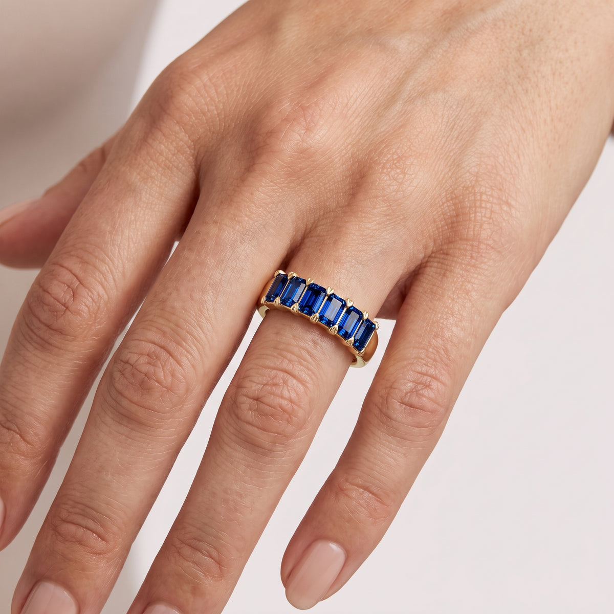 _lifestyle_image@SKU:AG173-LCSE01000004Y #metal_10k-yellow-gold+origin_lab-created
