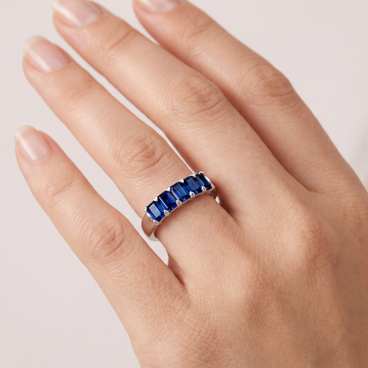 _lifestyle_image@SKU:AG809-NCSE0100000PL #metal_platinum+origin_lab-created