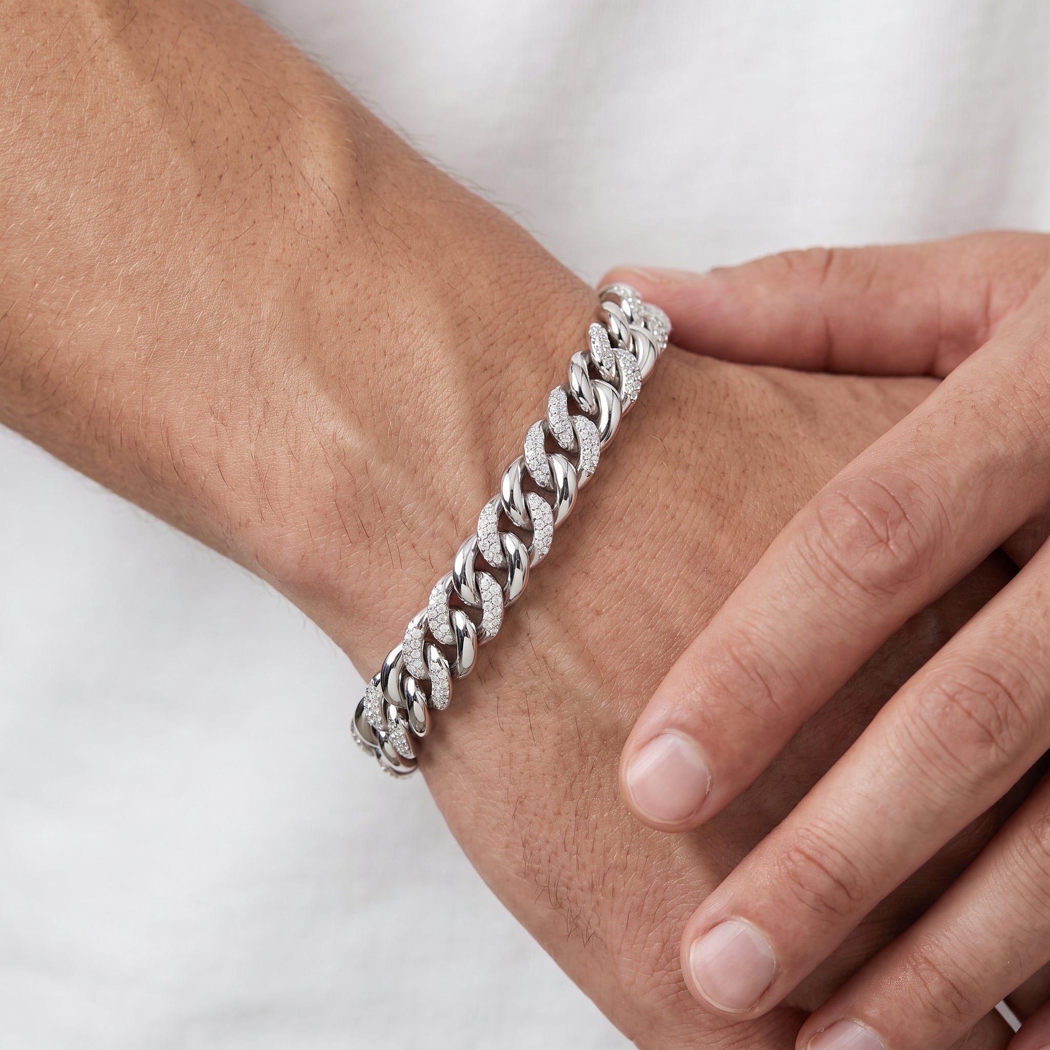 _lifestyle_image@SKU:B0424-LADR01250004W #metal_10k-white-gold+origin_lab-grown+quality_g-si