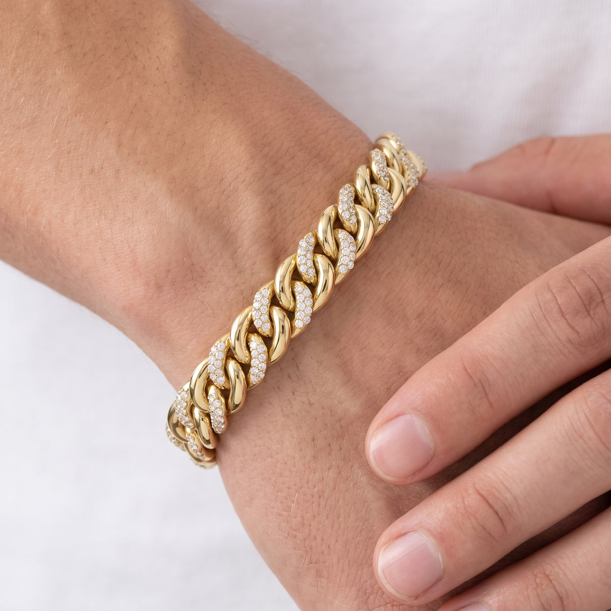 _lifestyle_image@SKU:B0424-LADR01250004Y #metal_10k-yellow-gold+origin_lab-grown+quality_g-si