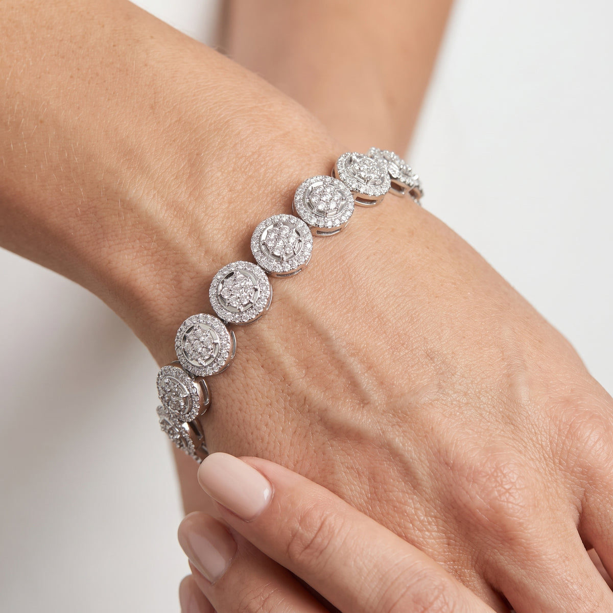 _lifestyle_image@SKU:B1249-LADR00520004W #metal_10k-white-gold+origin_lab-grown+quality_g-si