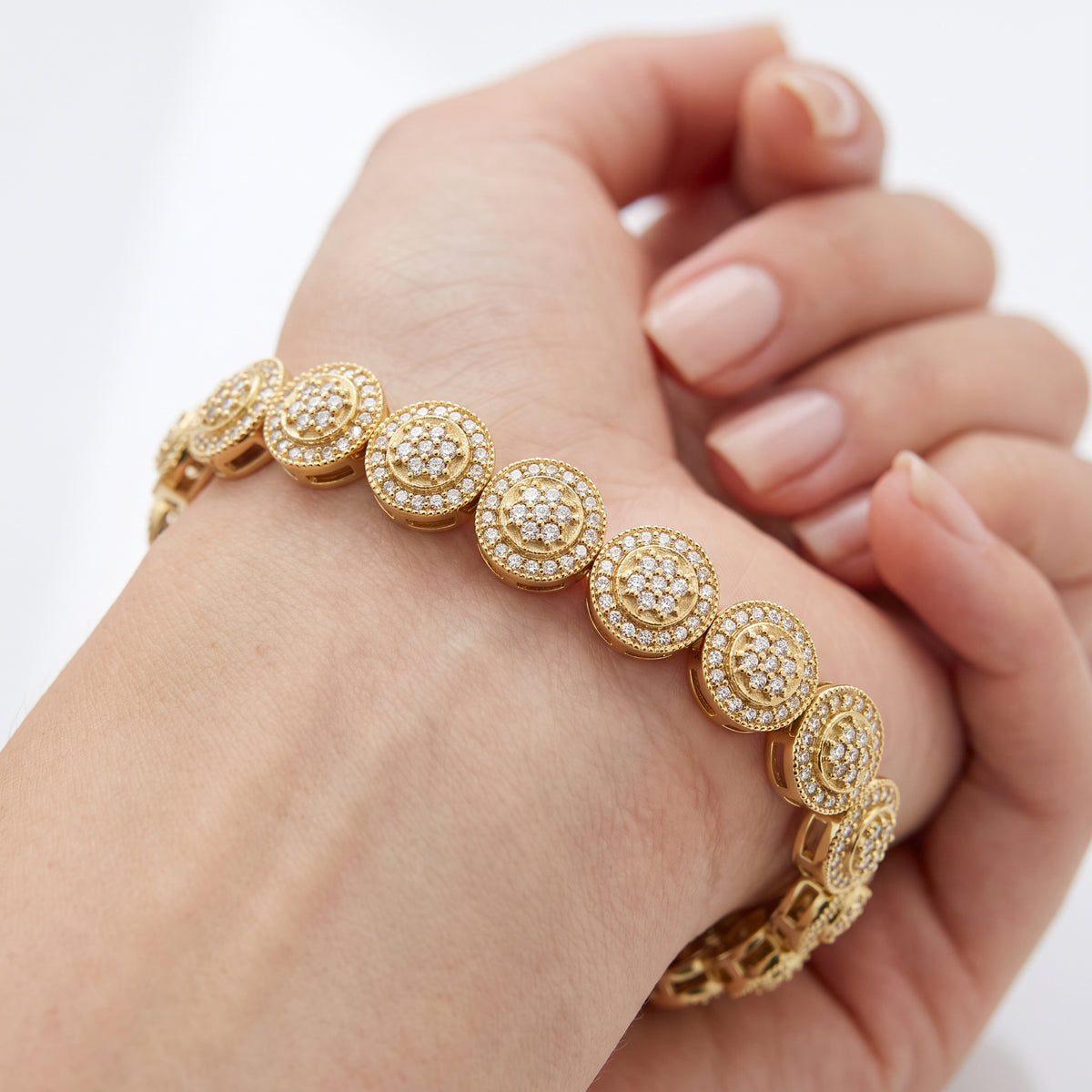 _lifestyle_image@SKU:B1249-LADR00520004Y #metal_10k-yellow-gold+origin_lab-grown+quality_g-si