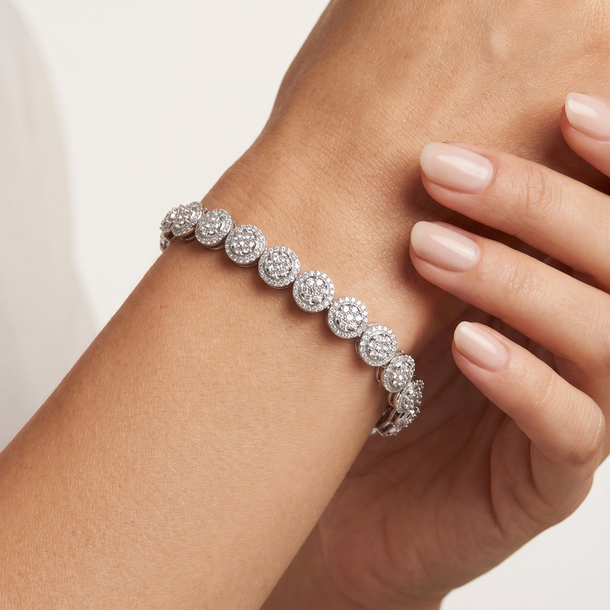 _lifestyle_image@SKU:B1249-LADR0052000DW #metal_silver+origin_lab-grown+quality_g-si