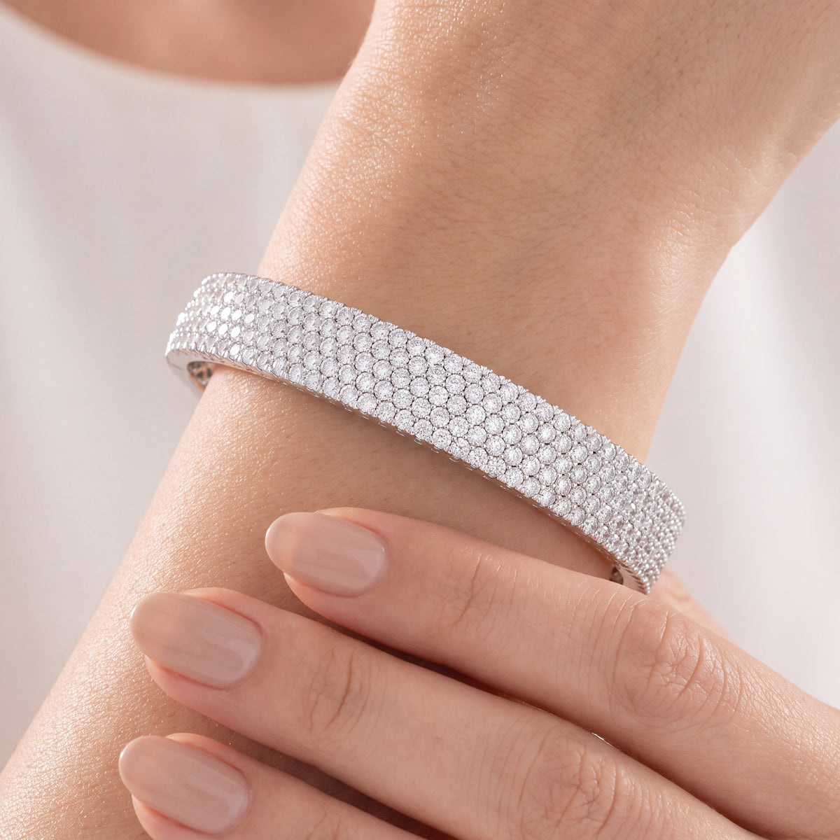 _lifestyle_image@SKU:B1470-LADR05000004W #metal_10k-white-gold+origin_lab-grown+quality_g-si