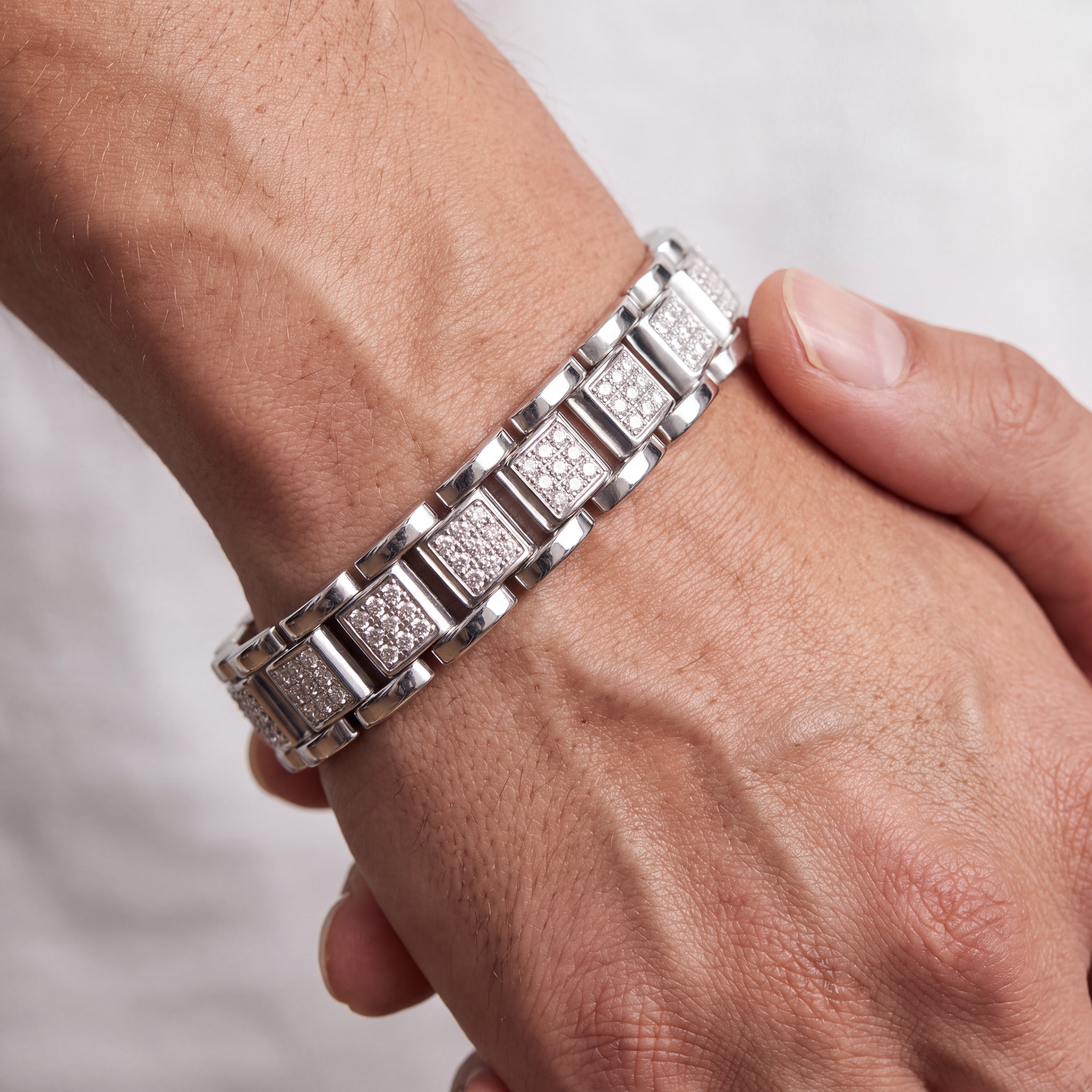_lifestyle_image@SKU:B1783-LADR0215000SS #metal_silver+origin_lab-grown+quality_g-si