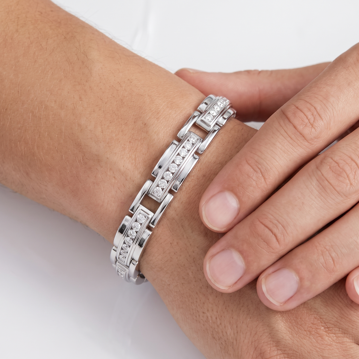 _lifestyle_image@SKU:B1894-LADR0500000SS #metal_silver+origin_lab-grown+quality_g-si