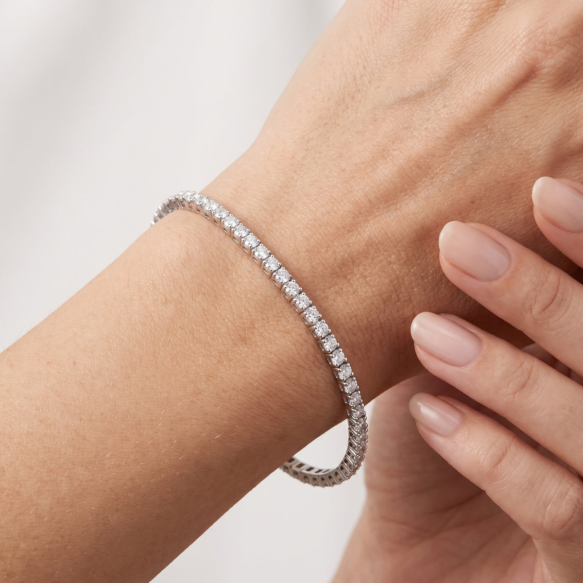 _lifestyle_image@SKU:B1970-LADR02000004W #metal_10k-white-gold+origin_lab-grown+quality_g-si