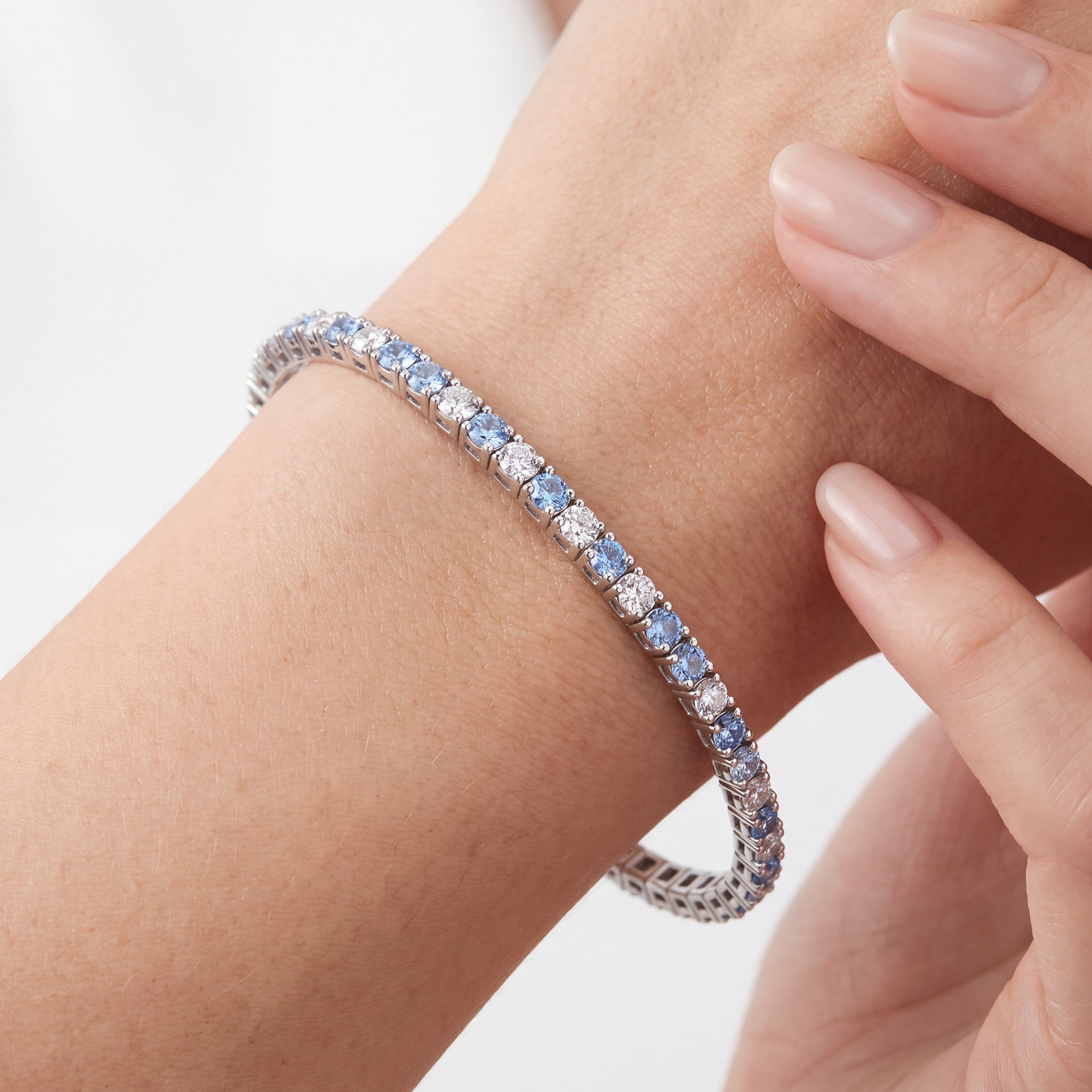 _lifestyle_image@SKU:B197G-AQDR0200000DW #metal_silver+origin_lab-created