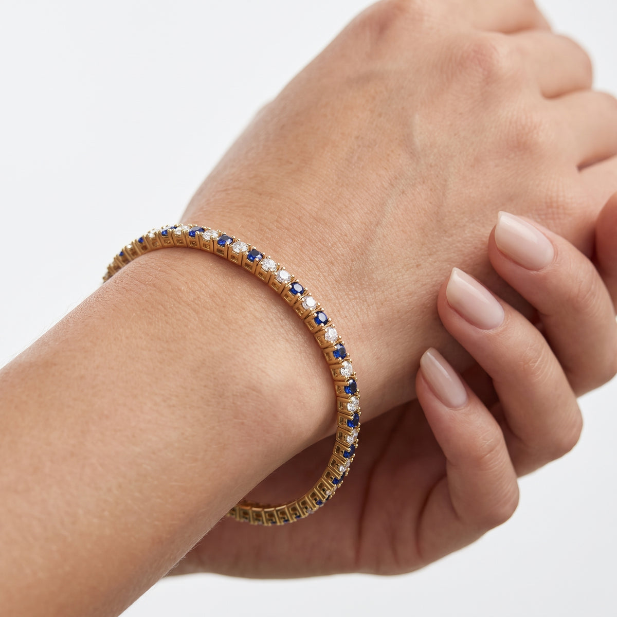 _lifestyle_image@SKU:B197G-BSDR02000004Y #metal_10k-yellow-gold+origin_lab-created