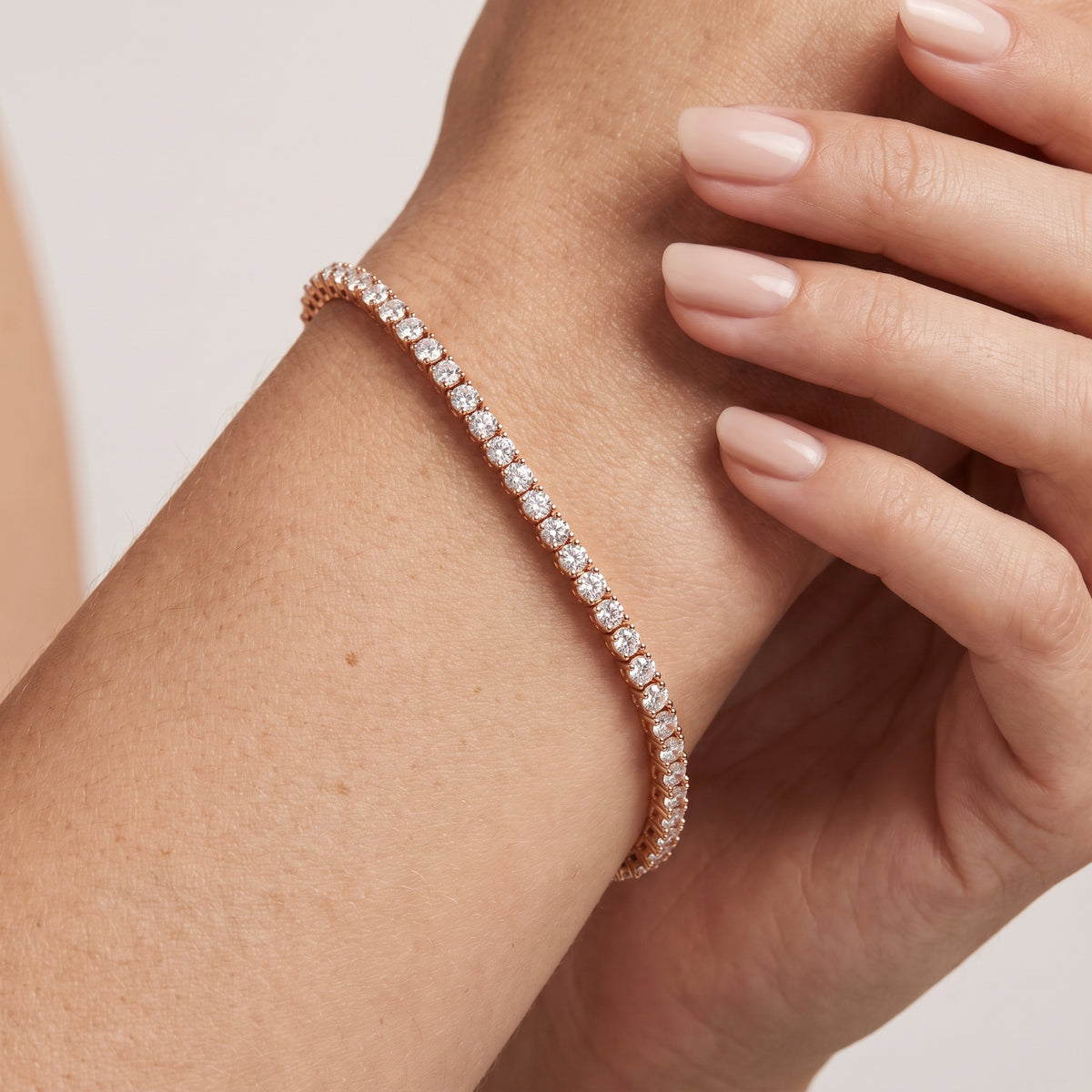 _lifestyle_image@SKU:B2905-LADR02000004P #metal_10k-rose-gold+origin_lab-grown+quality_g-si