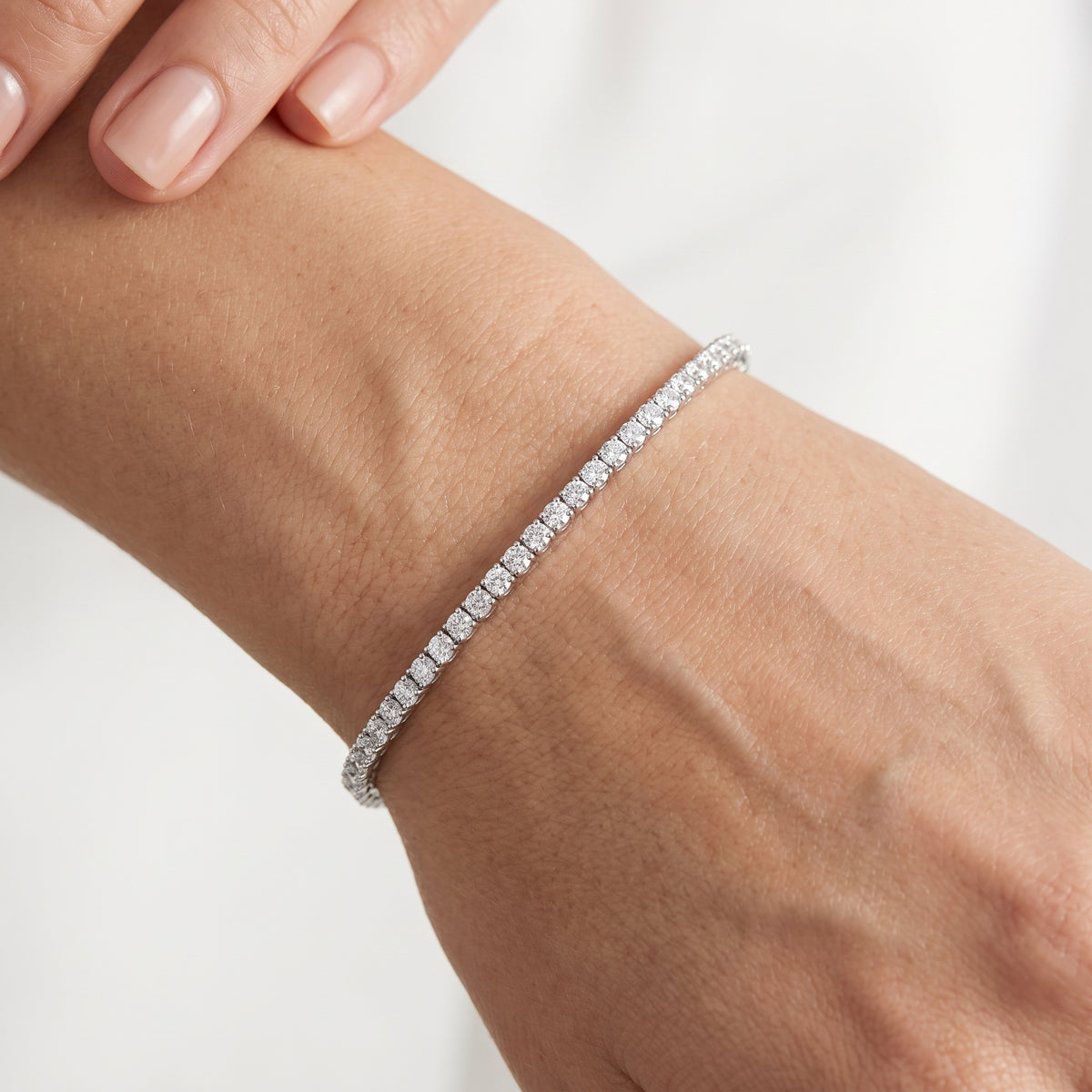 _lifestyle_image@SKU:B2905-LADR03000004W #metal_10k-white-gold+origin_lab-grown+quality_g-si