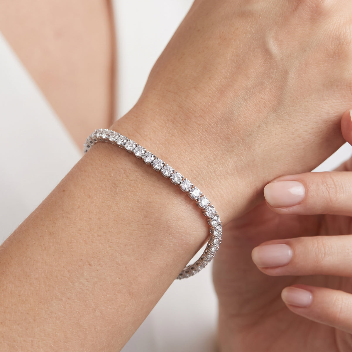_lifestyle_image@SKU:B2906-LADR05020004S #metal_silver+origin_lab-grown+bracelet-length-inches_7