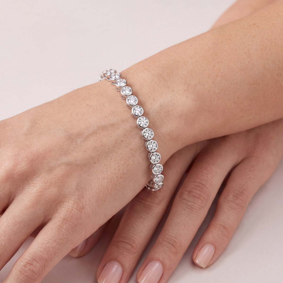 _lifestyle_image@SKU:B2924-LADR01000004W #metal_10k-white-gold+origin_lab-grown+quality_g-si