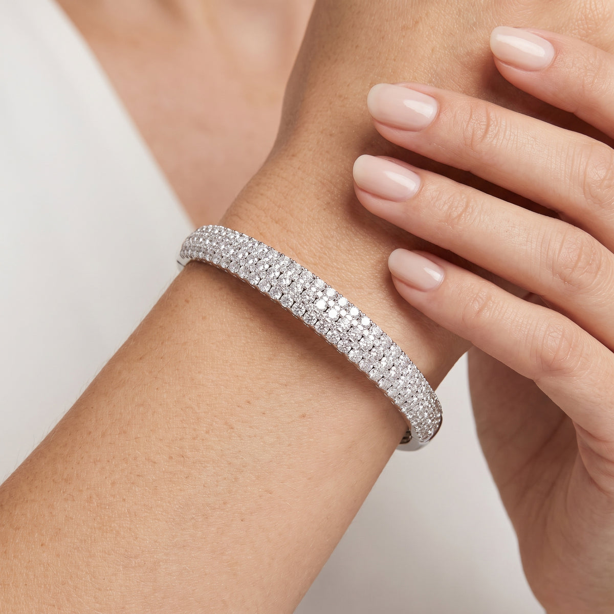 _lifestyle_image@SKU:B2950-LADR05000001W #metal_10k-white-gold+origin_lab-grown+quality_g-si