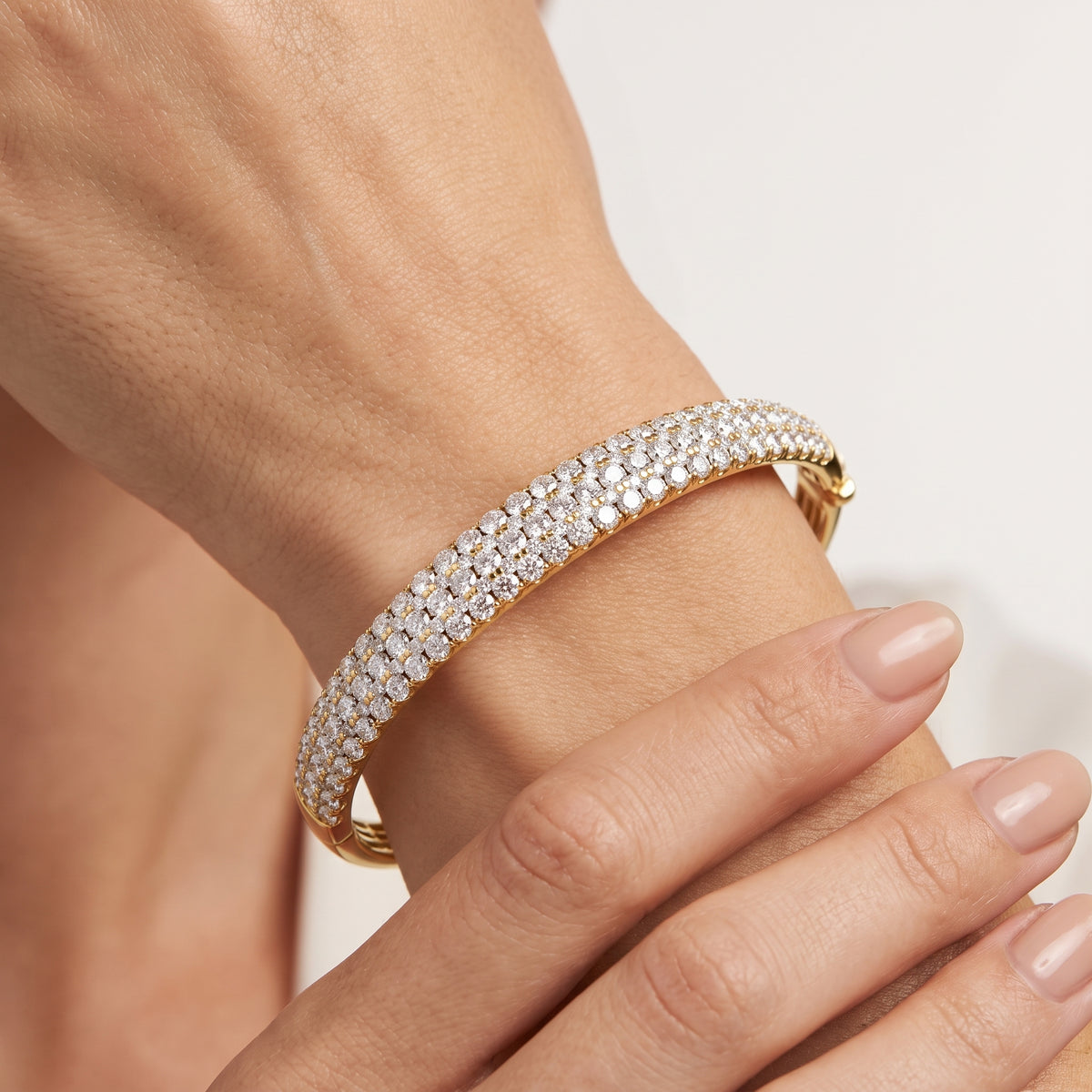 _lifestyle_image@SKU:B2950-LADR05000001Y #metal_10k-yellow-gold+origin_lab-grown+quality_g-si