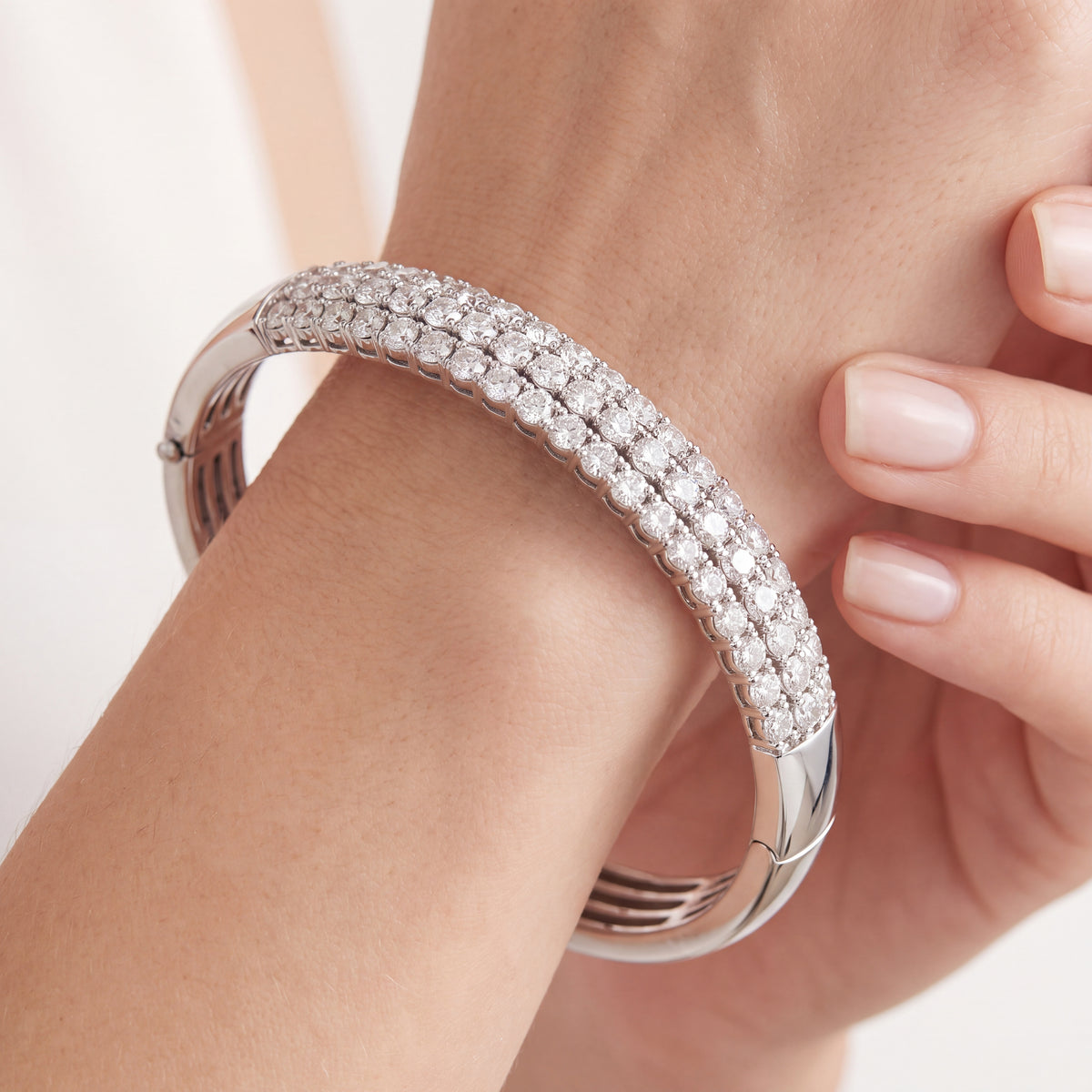 _lifestyle_image@SKU:B2950-LADR0500000DW #metal_silver+origin_lab-grown+quality_g-si