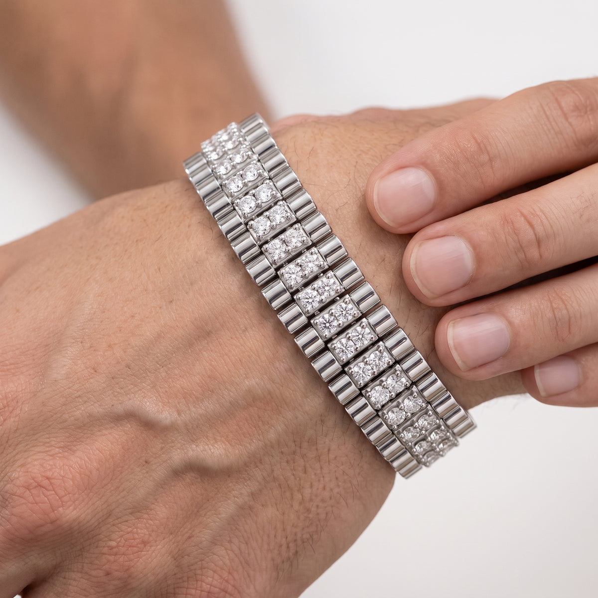 _lifestyle_image@SKU:B3123-LADR0600000SS #metal_silver+origin_lab-grown+quality_g-si