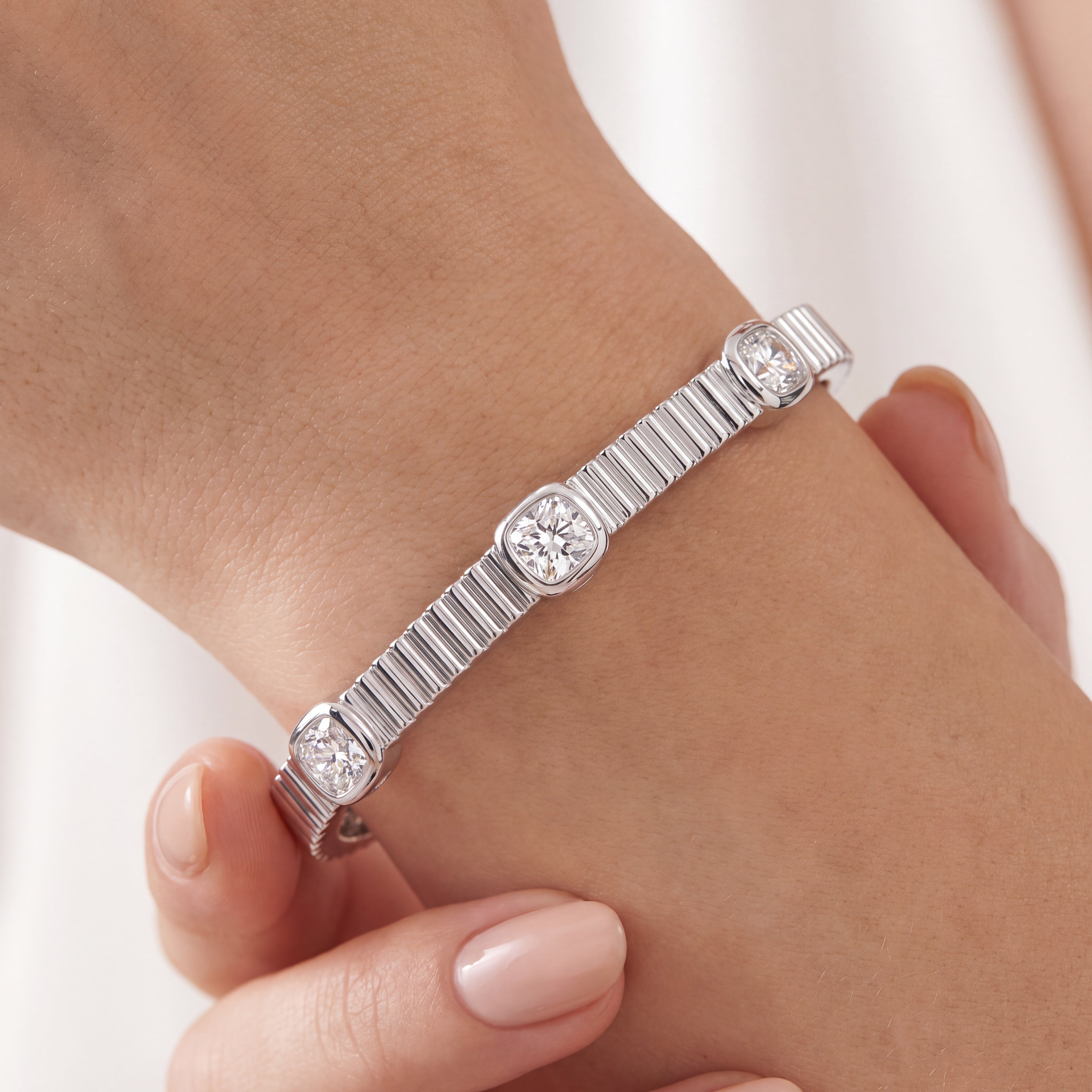 _lifestyle_image@SKU:B415M-LADR0300000DW #metal_silver+origin_lab-grown+quality_g-si