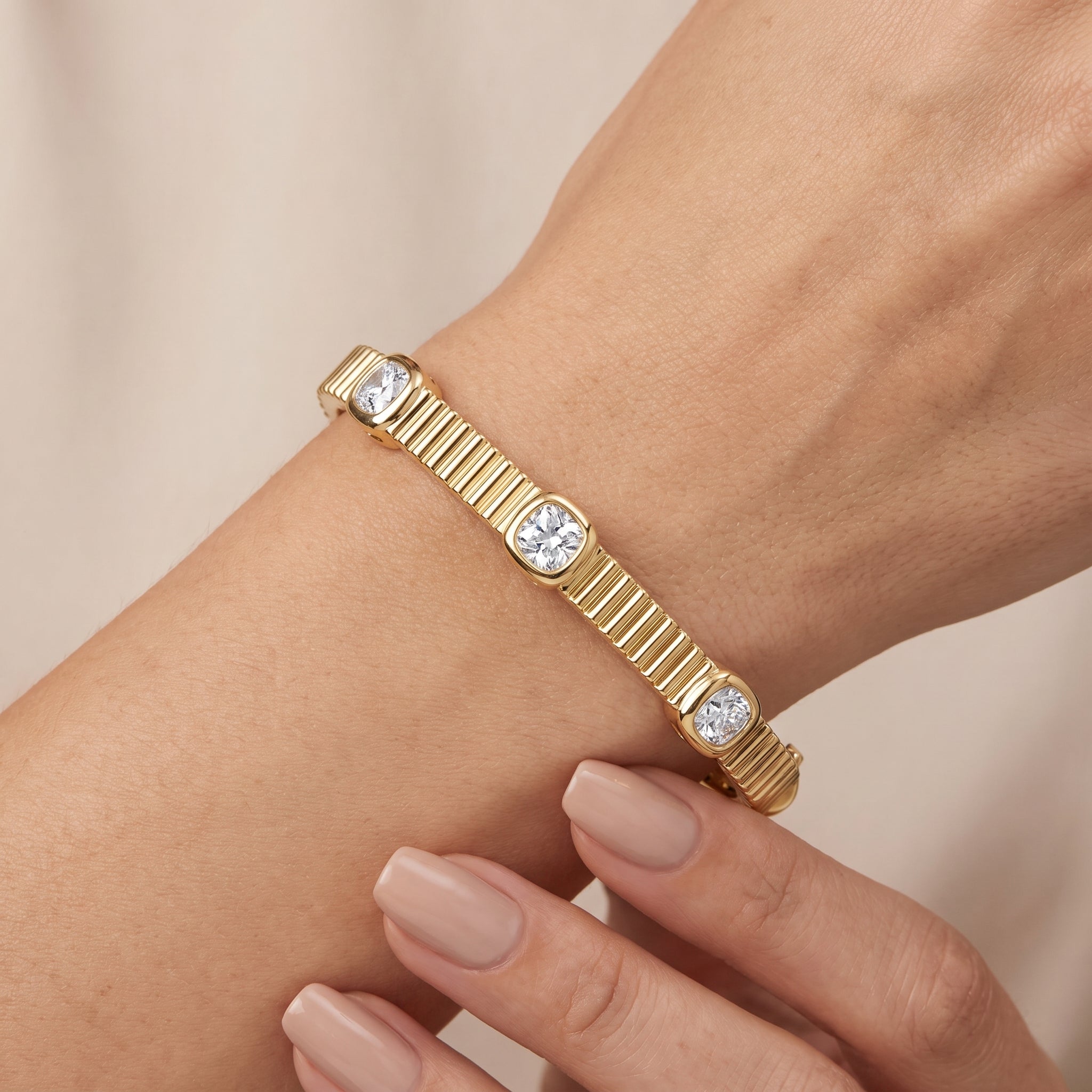 _lifestyle_image@SKU:B415M-LADR0300000DY #metal_14k-yellow-gold-vermeil+origin_lab-grown+quality_g-si