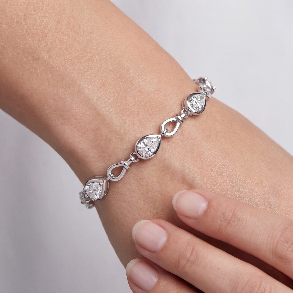 _lifestyle_image@SKU:B517L-LADR0250000DW #metal_silver+origin_lab-grown+quality_g-si