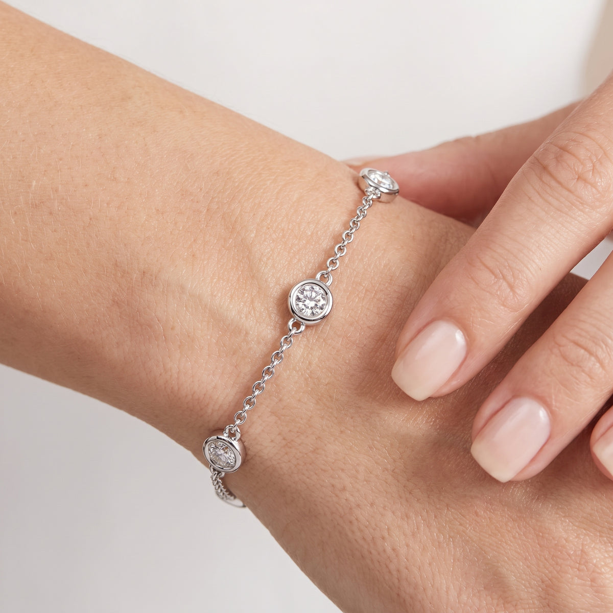 _lifestyle_image@SKU:B5867-LADR0100000DW #metal_silver+origin_lab-grown+quality_g-si