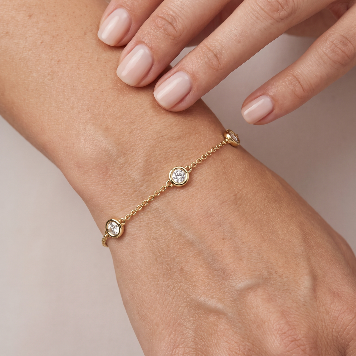 _lifestyle_image@SKU:B5867-LADR01000004Y #metal_10k-yellow-gold+origin_lab-grown+quality_g-si