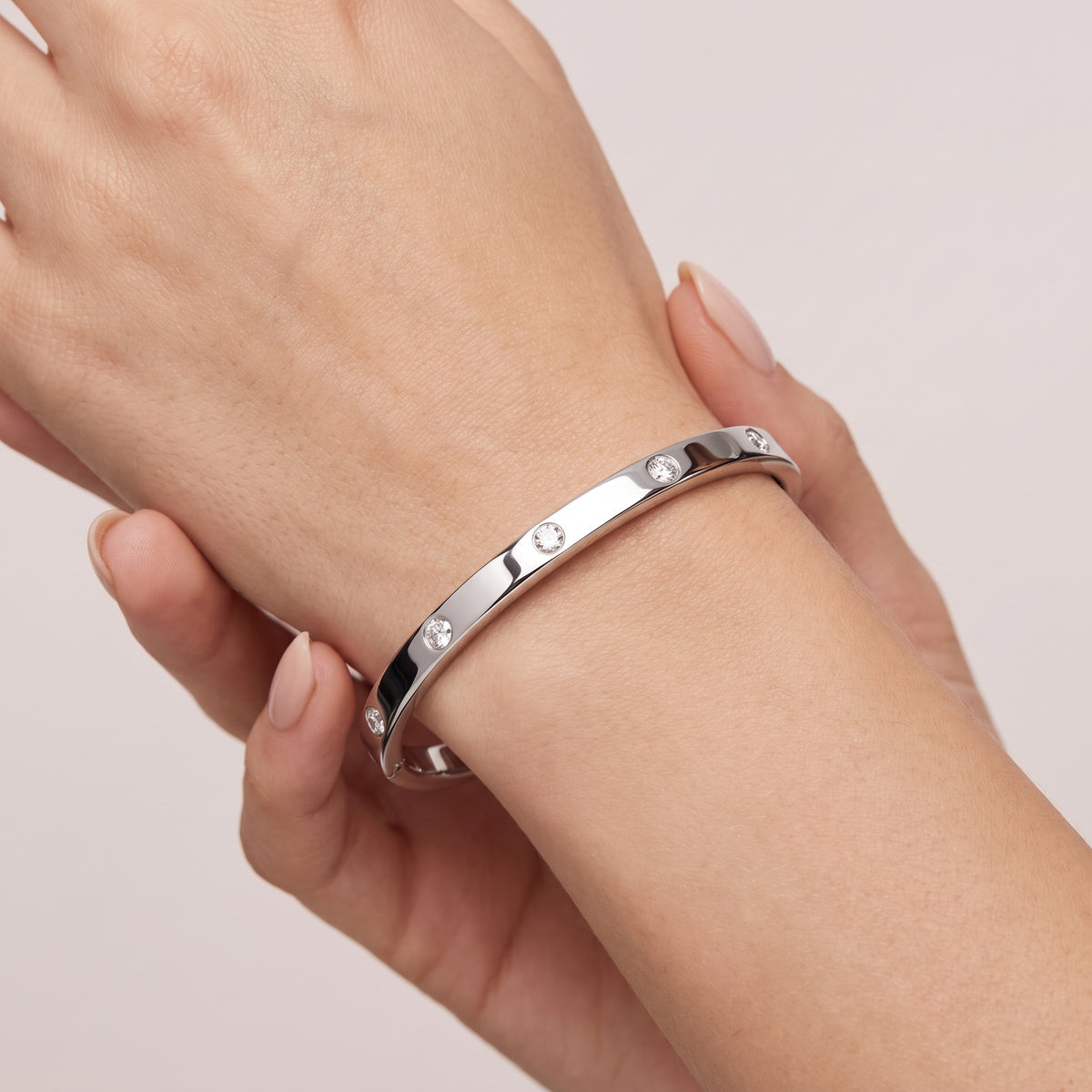 _lifestyle_image@SKU:B694G-LADR0020000DW #metal_silver+origin_lab-grown+quality_g-si