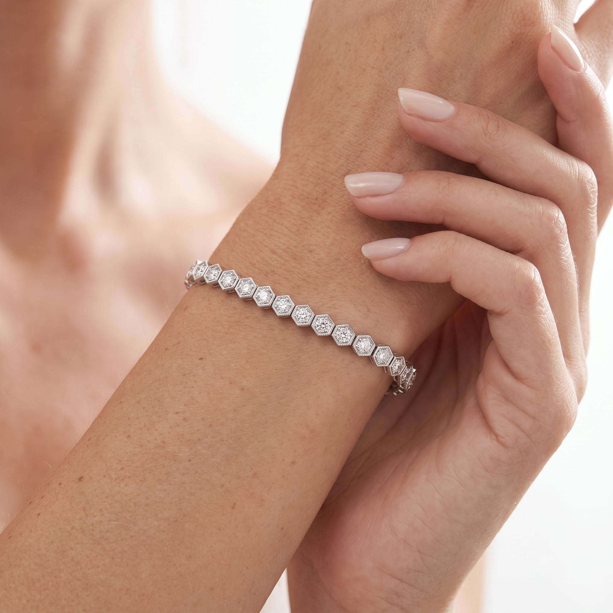 _lifestyle_image@SKU:B7095-LADR05000004W #metal_10k-white-gold+origin_lab-grown+quality_g-si