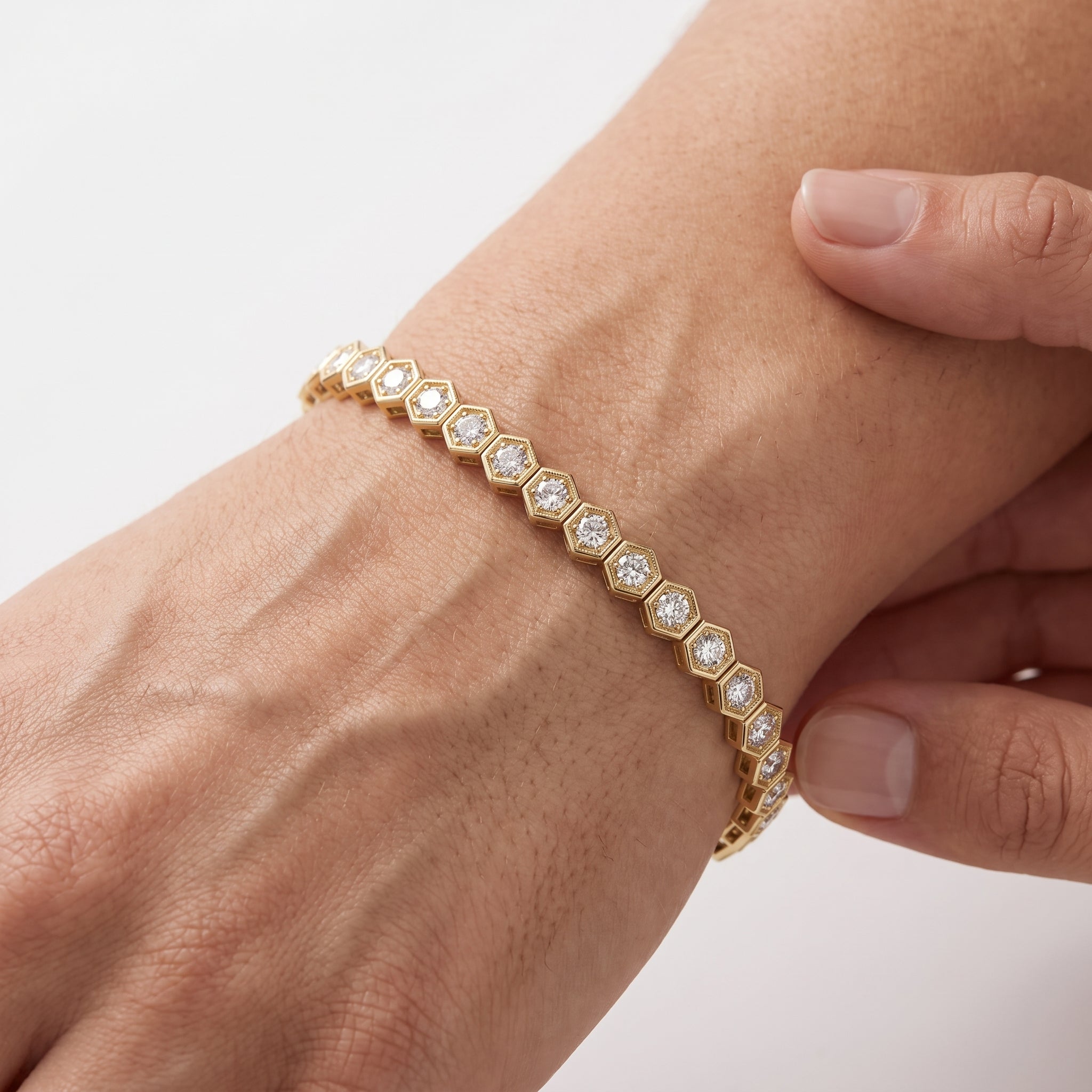 _lifestyle_image@SKU:B7095-LADR05000004Y #metal_10k-yellow-gold+origin_lab-grown+quality_g-si