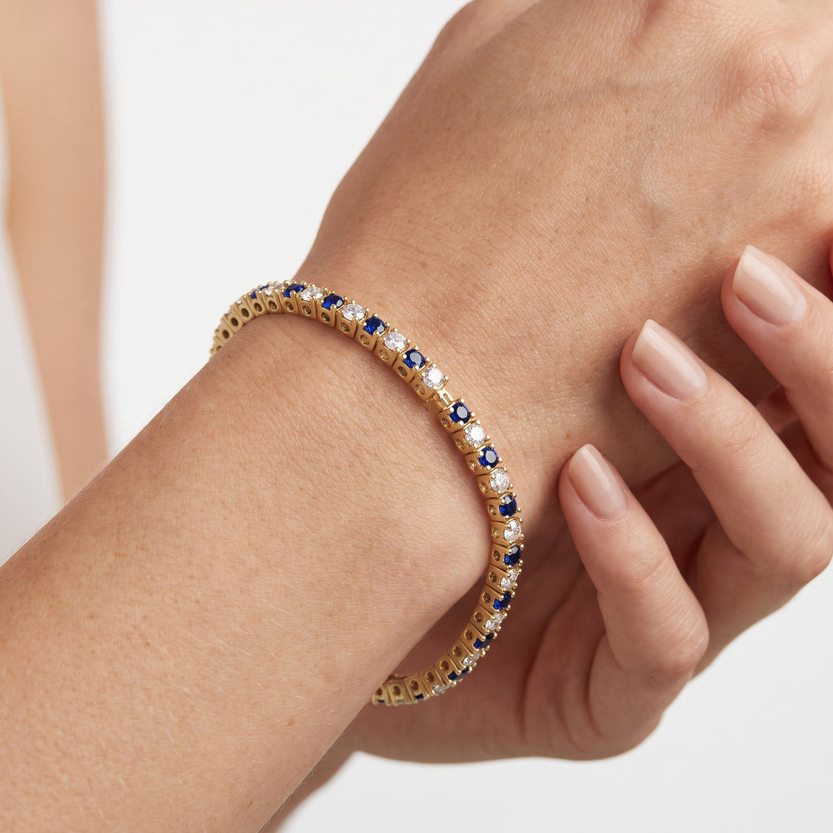 _lifestyle_image@SKU:B740G-BSDR02000004Y #metal_10k-yellow-gold+origin_lab-created
