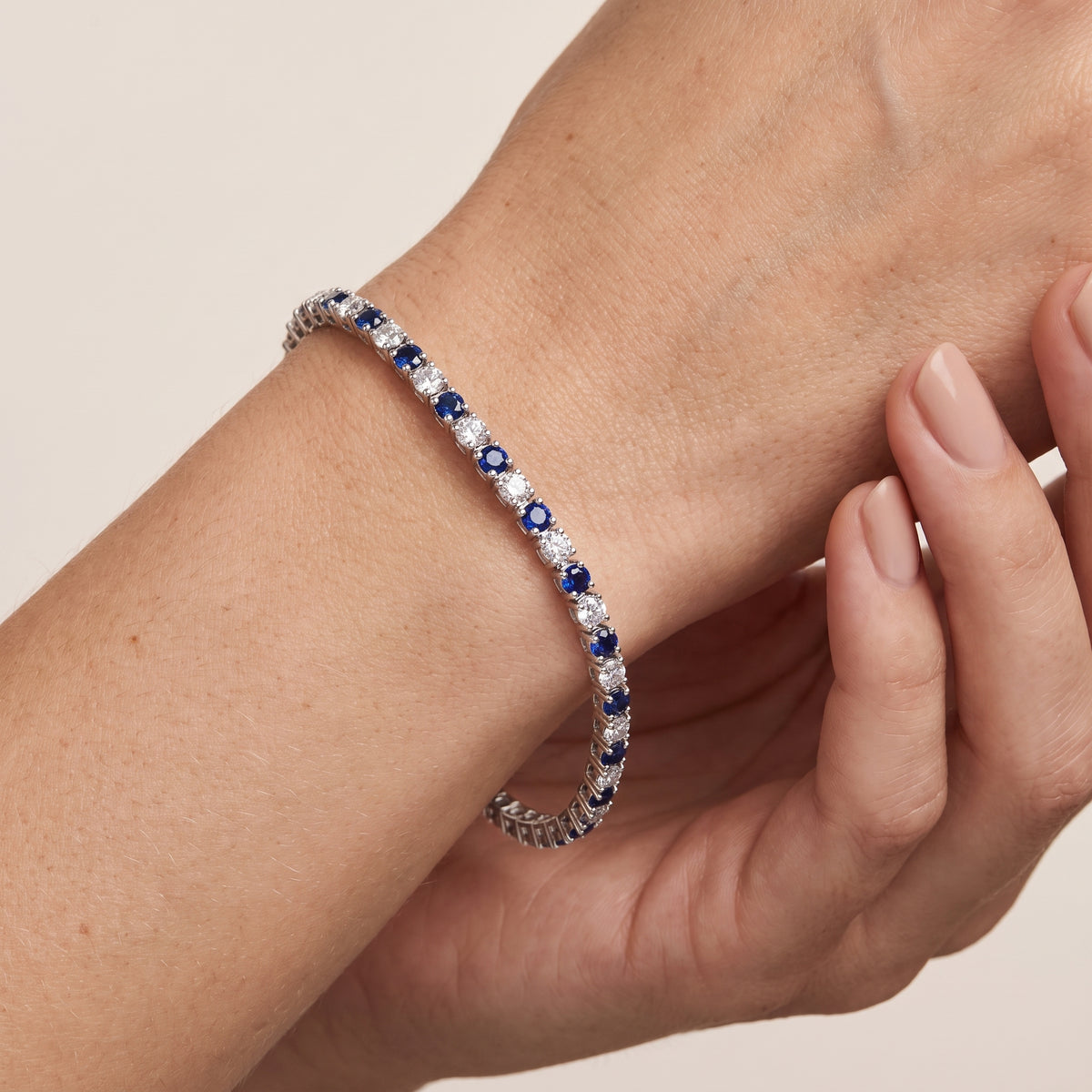 _lifestyle_image@SKU:B740G-BSDR0200000DW #metal_silver+origin_lab-created