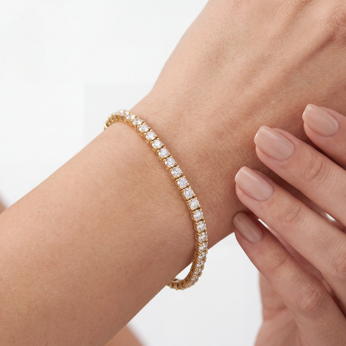 _lifestyle_image@SKU:B740K-LADR03000004Y #metal_10k-yellow-gold+origin_lab-grown+quality_g-si