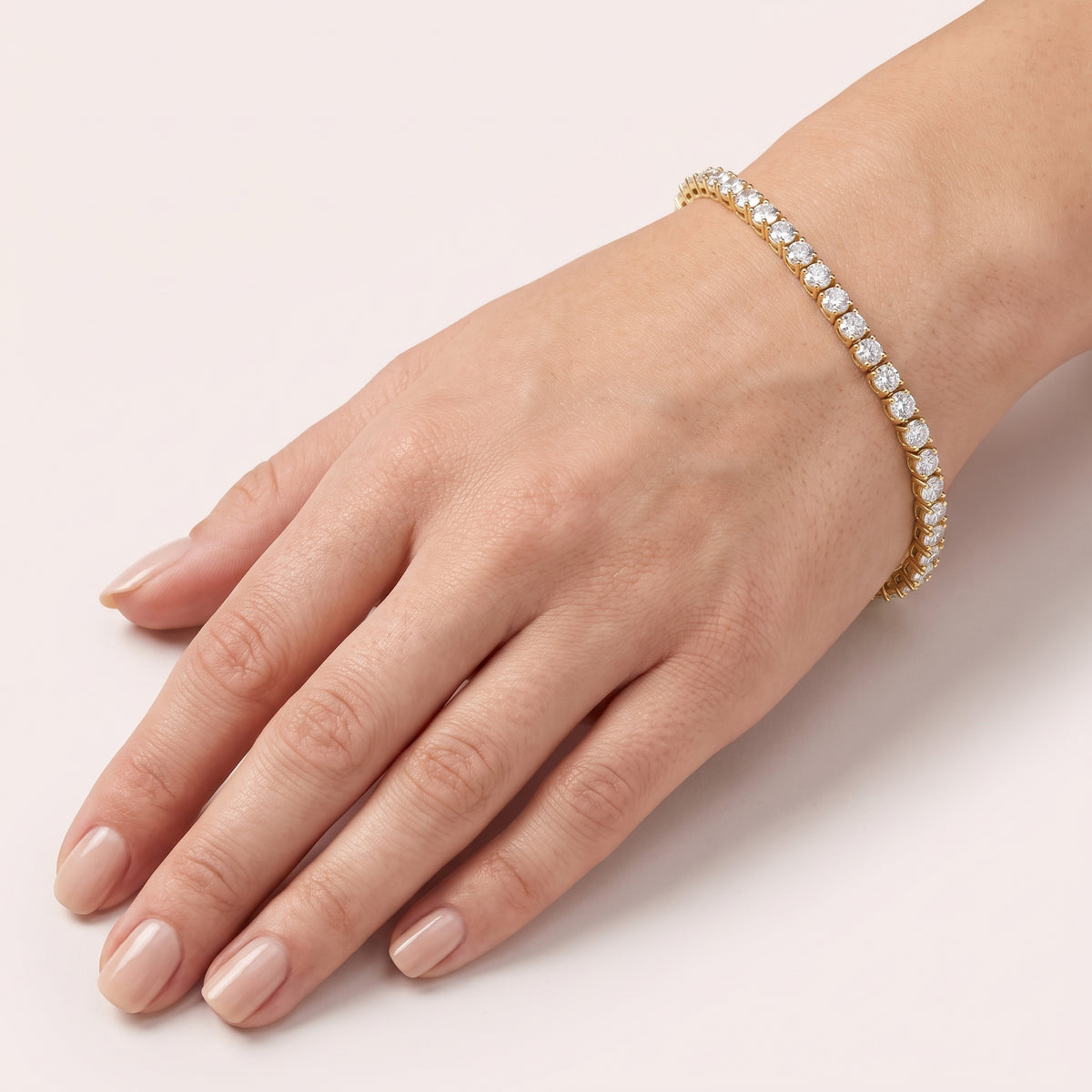 _lifestyle_image@SKU:B740K-LADR08000004Y #metal_10k-yellow-gold+origin_lab-grown+quality_g-si