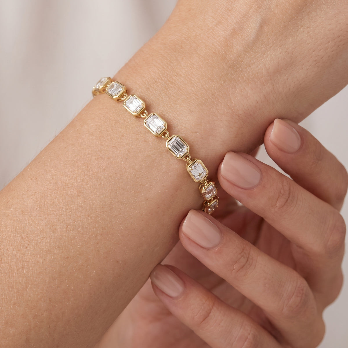 _lifestyle_image@SKU:B7687-LADE0400000DY #metal_14k-yellow-gold-vermeil+origin_lab-grown+quality_g-si