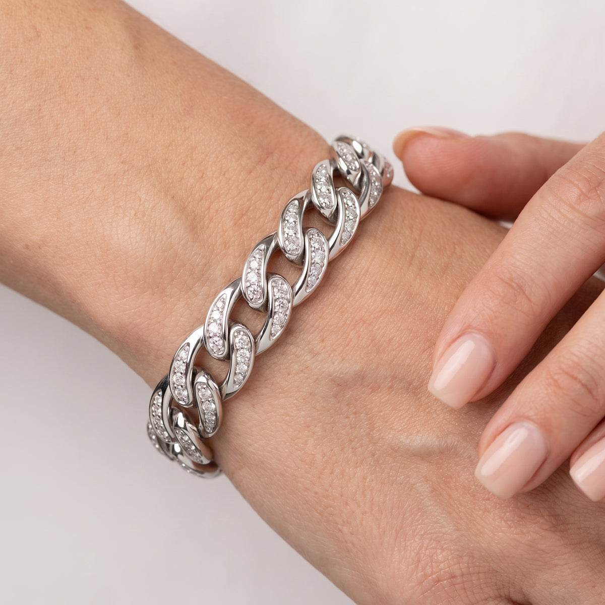 _lifestyle_image@SKU:B9066-LADR02250004W #metal_10k-white-gold+origin_lab-grown+quality_g-si