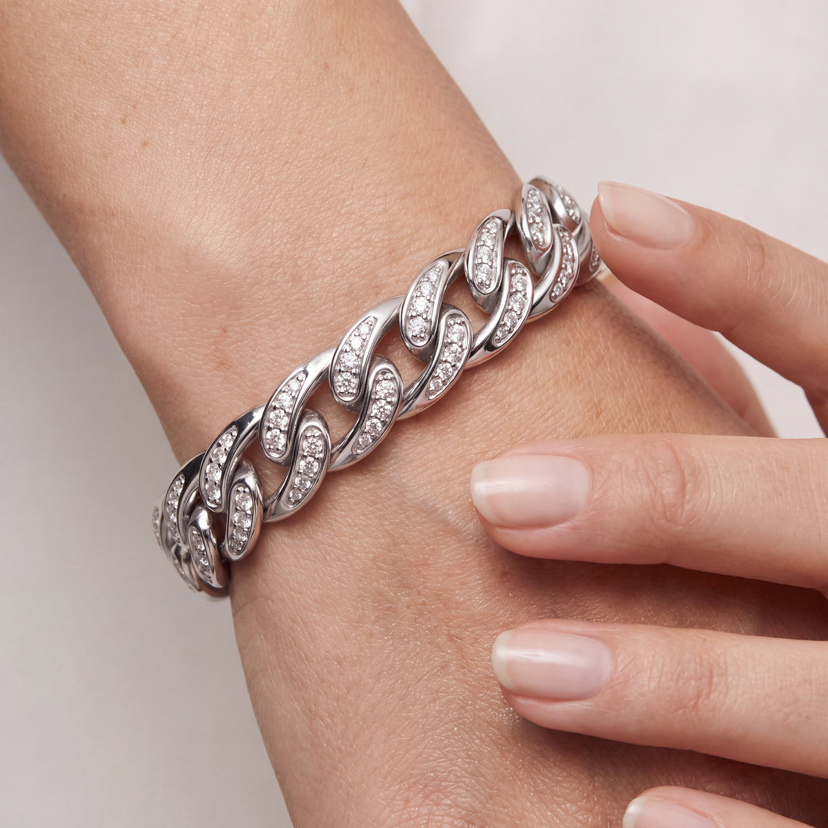 _lifestyle_image@SKU:B9066-LADR0225000DW #metal_silver+origin_lab-grown+quality_g-si