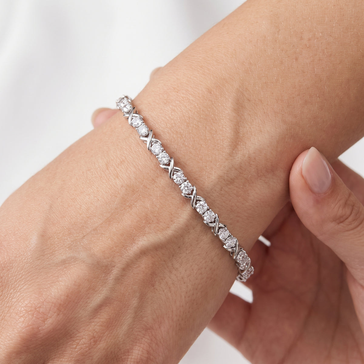 _lifestyle_image@SKU:B9973-LADR02000004W #metal_10k-white-gold+origin_lab-grown+quality_g-si