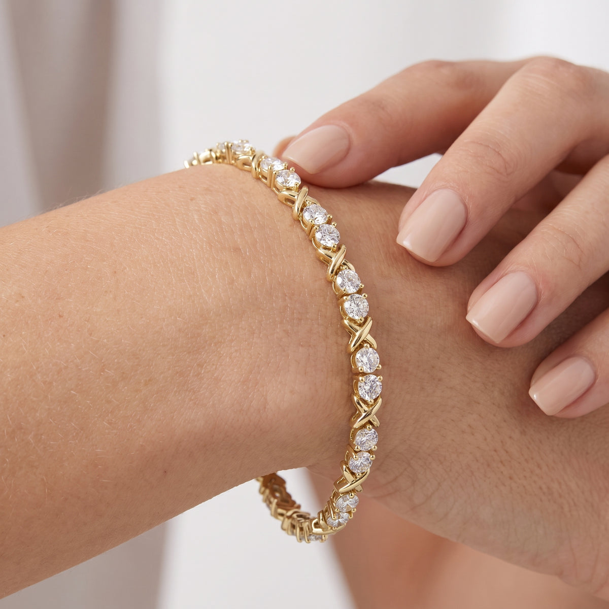 _lifestyle_image@SKU:B9973-LADR02000004Y #metal_10k-yellow-gold+origin_lab-grown+quality_g-si