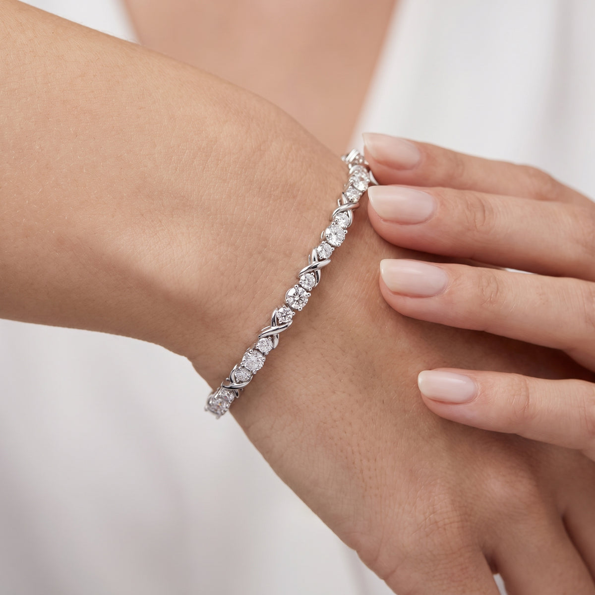 _lifestyle_image@SKU:B9973-LADR03000004W #metal_10k-white-gold+origin_lab-grown+quality_g-si