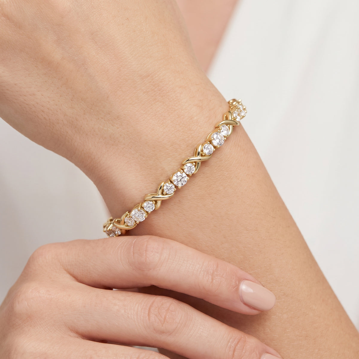 _lifestyle_image@SKU:B9973-LADR03000004Y #metal_10k-yellow-gold+origin_lab-grown+quality_g-si