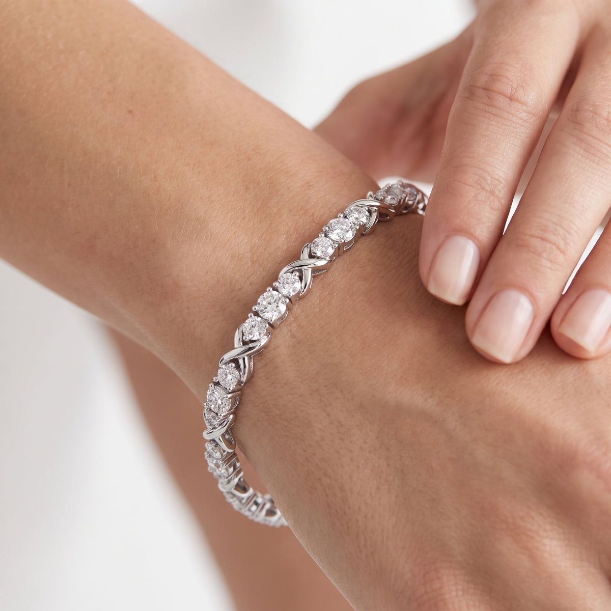_lifestyle_image@SKU:B9973-LADR0300000DW #metal_silver+origin_lab-grown+quality_g-si