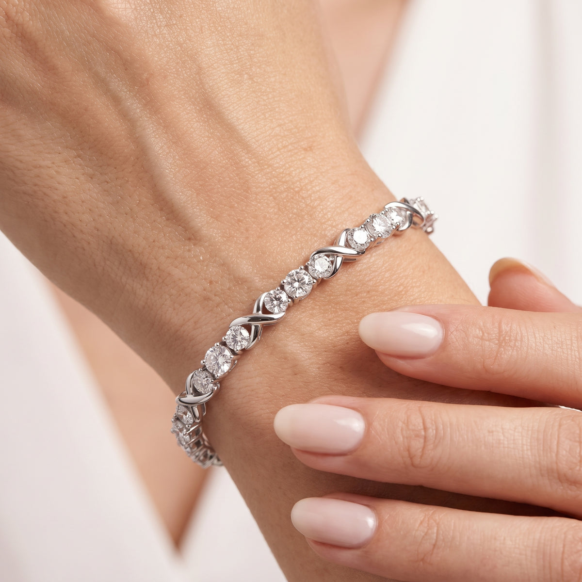 _lifestyle_image@SKU:B9973-LADR05000004W #metal_10k-white-gold+origin_lab-grown+quality_g-si