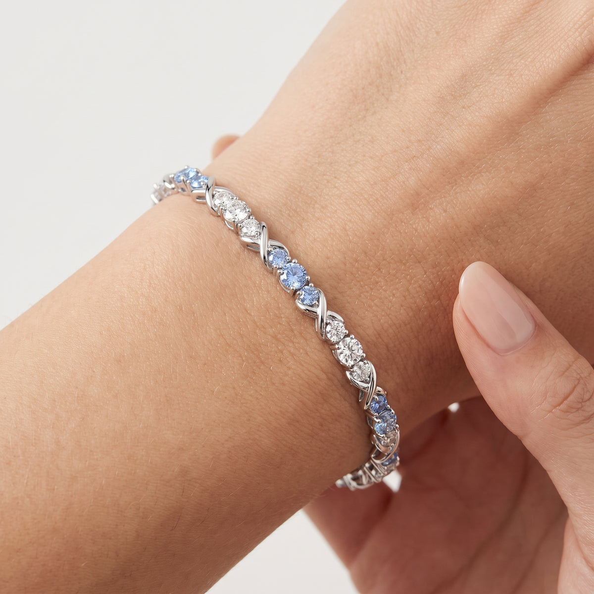 _lifestyle_image@SKU:B997G-AQDR0500000DW #metal_silver+origin_lab-created